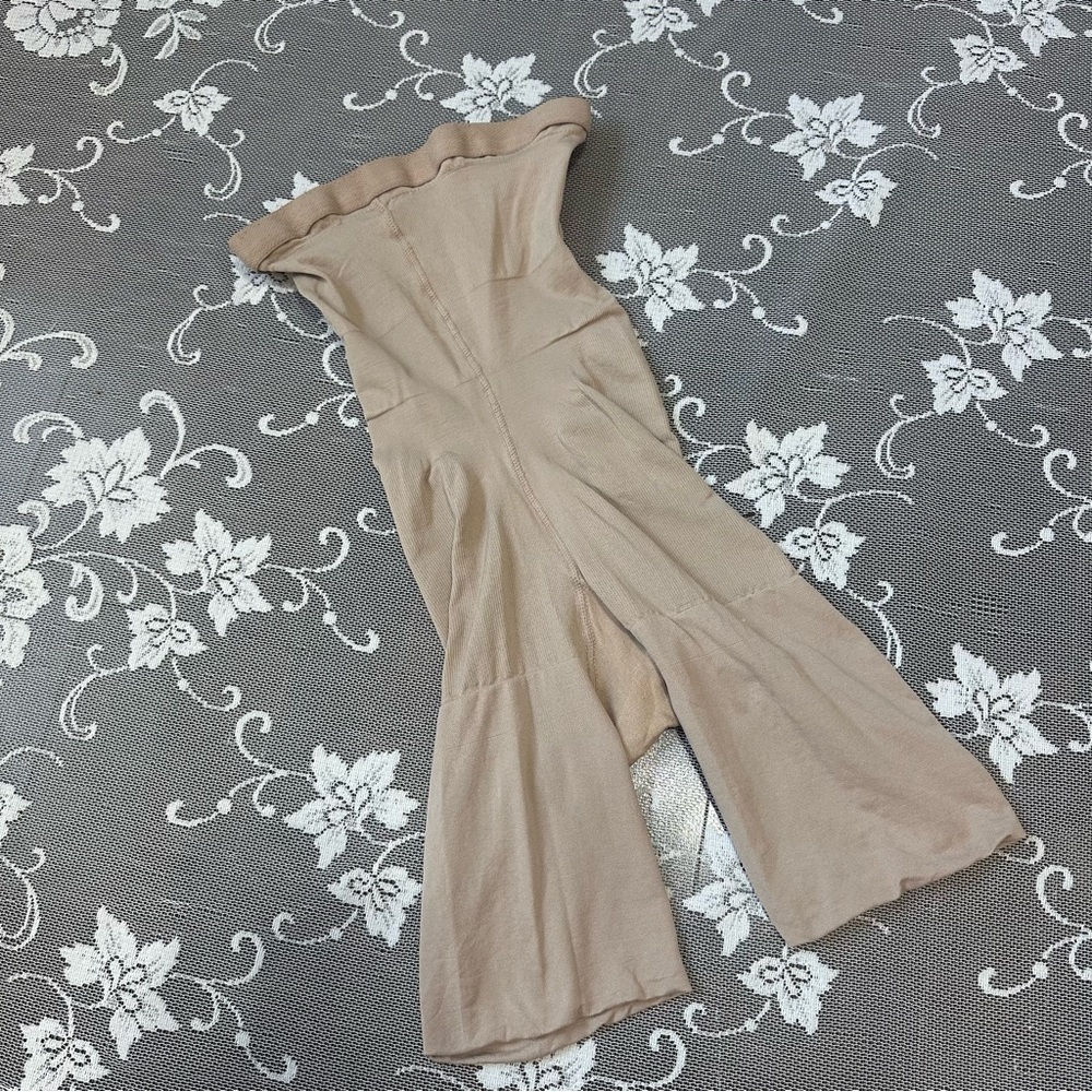 Spanx Shapewear Shorts Nude Sz B